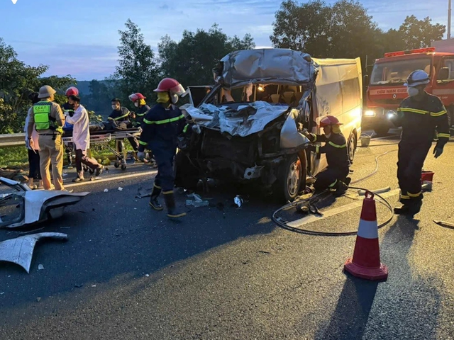 Khẩn trương điều tra nguyên nhân vụ tai nạn làm 3 người tử vong trên cao tốc Đà Nẵng – Quảng Ngãi- Ảnh 1.