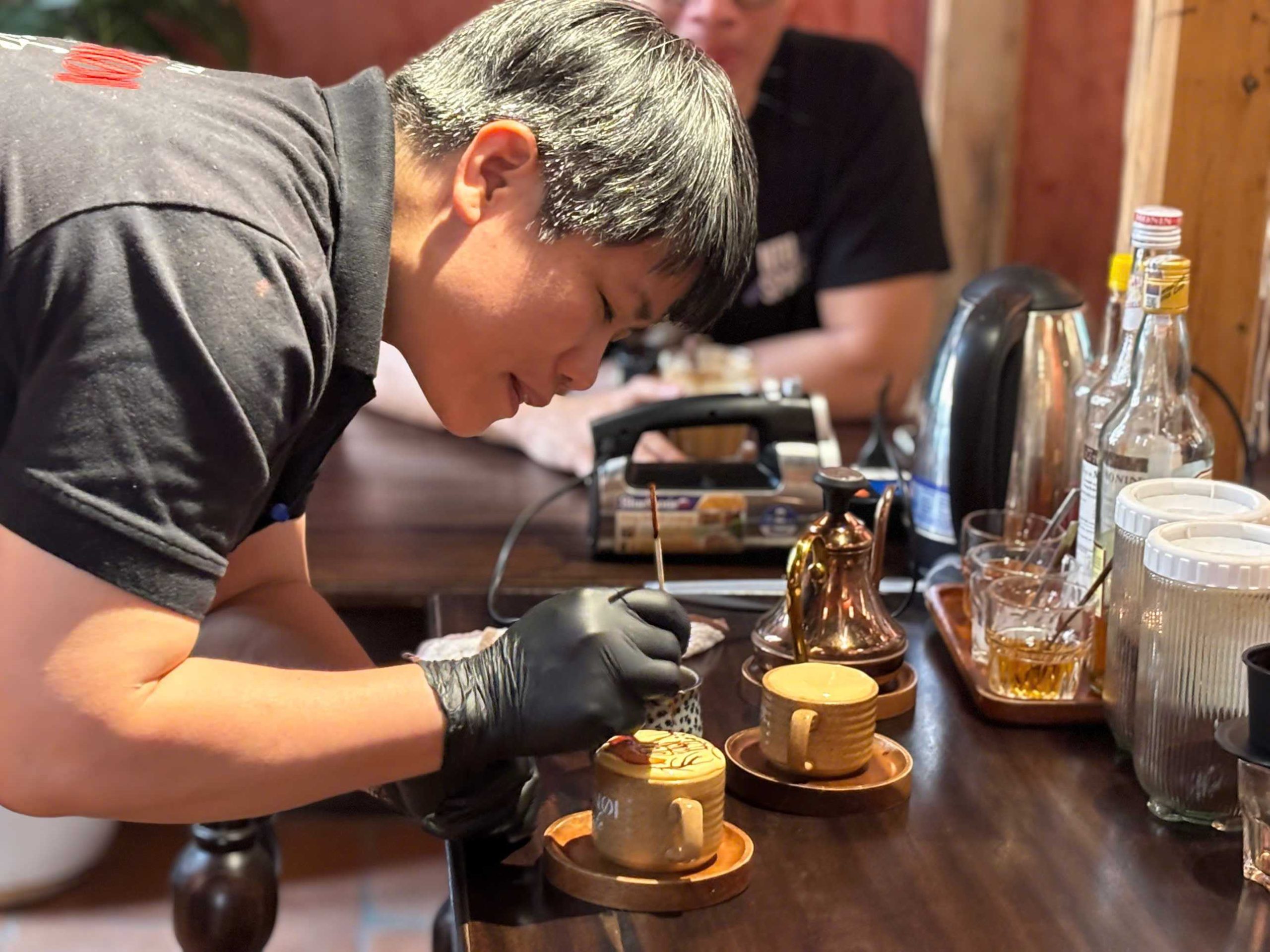 Nguyễn Phượng – Người phụ nữ kể chuyện Hà Nội qua những cốc cà phê trứng