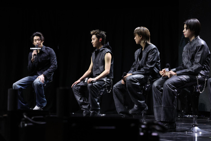 CJay Park (trái) trong buổi ra mắt nhóm nhạc nam LNGSHOT tại MyungHwa Live Hall ở Seoul.